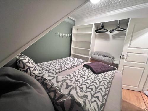 克里斯蒂安桑Nydelig hus med utsikt的小房间设有一张床和一个衣柜