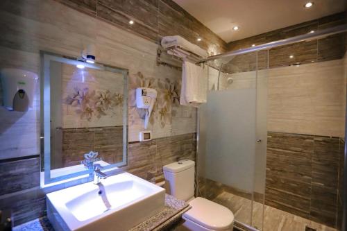 苏伊士LUSINDA HOTEL MANAGEMENT BY ZAD的一间带水槽和卫生间的浴室