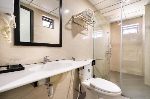 河内Đức Hiếu 1的一间带水槽、卫生间和镜子的浴室