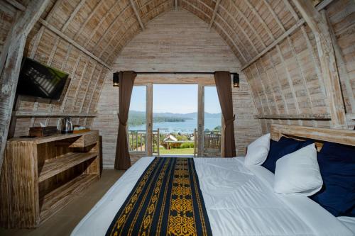金塔马尼Samuh Camp Kintamani的一间卧室设有一张床和一个大窗户