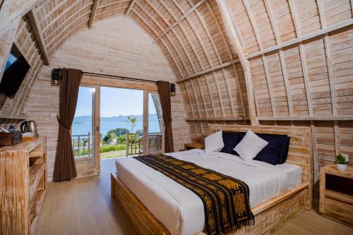 金塔马尼Samuh Camp Kintamani的一间卧室设有一张大床和一个大窗户