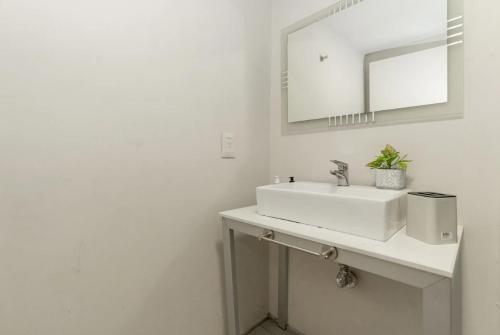 布宜诺斯艾利斯Monoambiente moderno con Amenities Nuñez的白色的浴室设有水槽和镜子