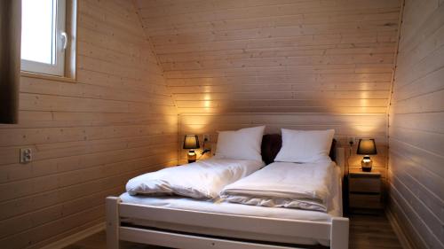 梅尔诺Sun Club - Modern Houses Mielno - Mielenko的卧室配有木墙内的两张床