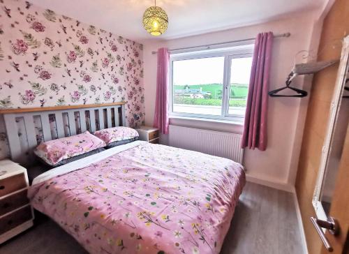 塞米斯湾The Annex的卧室配有粉红色的床和窗户。