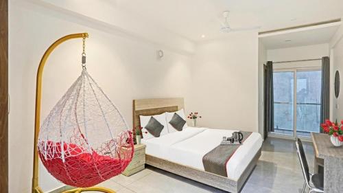 诺伊达Boutique Hotel Blue shine Noida的一间卧室配有一张带吊床的床