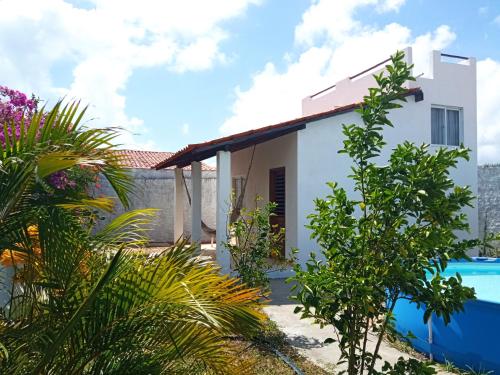 马拉卡贾Casa INTI de Maracajaú的一座带游泳池和房子的别墅