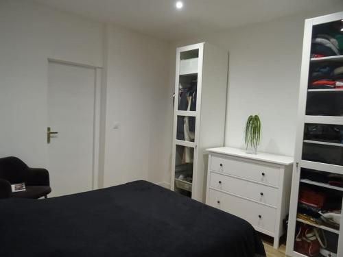 南希Appartement Artem neuf et terrasse的一间卧室配有一张床、梳妆台和衣柜。