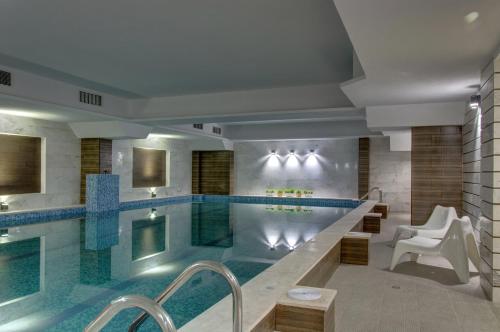 布拉戈耶夫格勒Hotel Monte Cristo的一个带游泳池的酒店客房内的大型游泳池