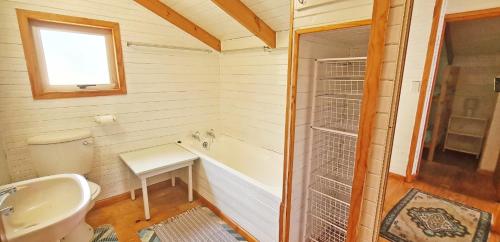 赫曼努斯Little Haven 10 & 12的带浴缸、盥洗盆和卫生间的浴室