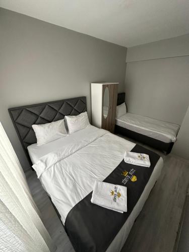 TalasZirve Suit Residance的一间卧室配有一张床,上面有两条毛巾
