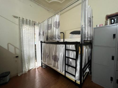 河内NHÀ AN的一间客房内配有双层床的房间