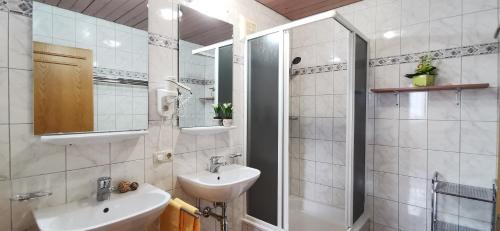 卡普伦Appartements Mary inklusive Tauern-Spa Kaprun的白色的浴室设有水槽和镜子