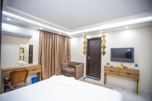 开罗New Comfort Inn Giza的酒店客房,配有床和电视
