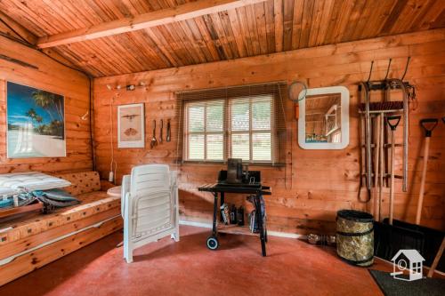 弗劳恩施泰因山Sonnenhaus的小木屋内带书桌的客房