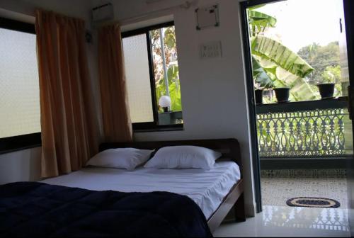 巴加Hotel innovation inn的一间卧室设有一张床和一个大窗户