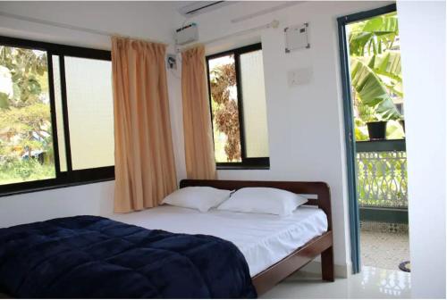 巴加Hotel innovation inn的一间卧室设有一张床和两个窗户。