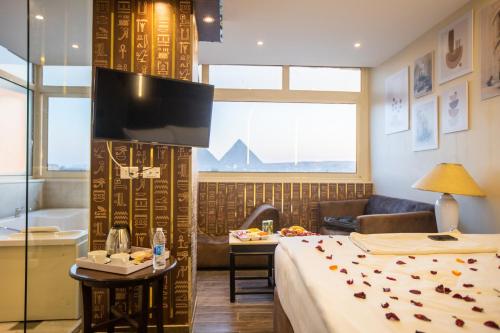 开罗New Comfort Inn Giza的酒店客房配有一张床和浴缸。