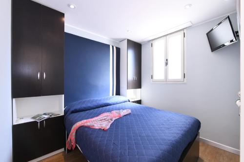 阿马尔菲La stanza sul Porto di Amalfi camera piccina piccina con bagno privato的一间卧室设有蓝色的床和窗户。
