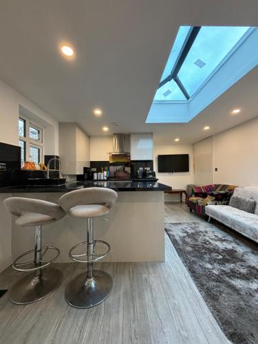 海维康Newly Build 2BR Property with free parking的厨房以及带天窗的起居室。