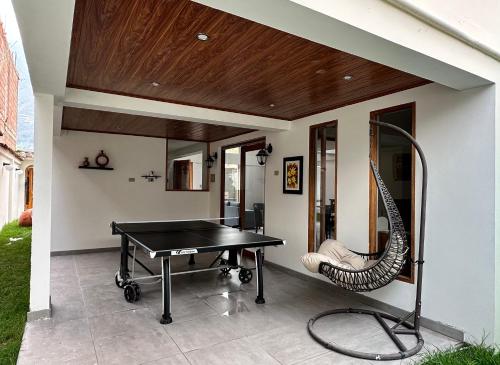 卡尔卡Sacred Valley House的天井上的乒乓球桌和椅子