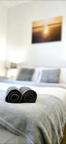Kent1 bedroom flat in Gravesend的床上的2条卷毛巾