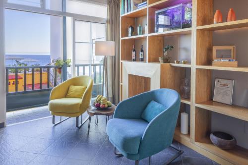 圣克鲁斯-德拉帕尔马圣特尔莫酒店的客厅配有蓝色椅子和2把黄色椅子