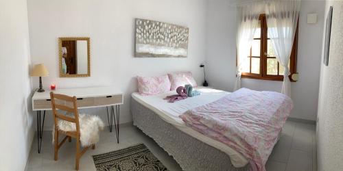 托雷维耶哈M&M Relax apartman的一间小卧室,配有一张床和一张书桌
