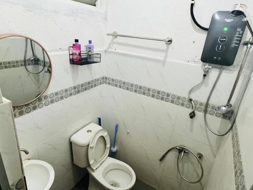 加央Sehijau Homestay Kangar的一间带卫生间和水槽的小浴室