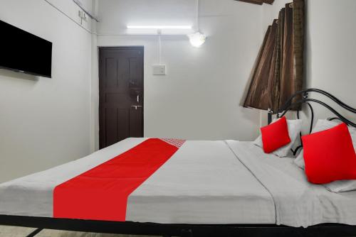 OYO Pratisha Guest House客房内的一张或多张床位