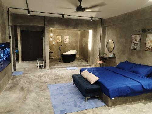 云顶高原Golden Hill Resort Genting Highland的一间卧室配有一张床、一个浴缸和一台电视。