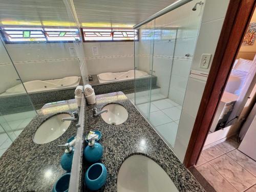 普拉杜波萨达里康托普拉多酒店的一间带两个盥洗盆和淋浴的浴室