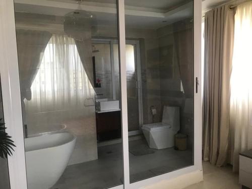 KwedonuPel apartment的带浴缸、盥洗盆和卫生间的浴室