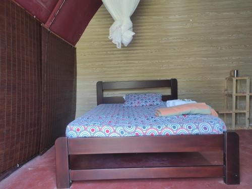 圣何塞德尔瓜维亚雷Ecopradera的一间小卧室,卧室内配有一张床铺
