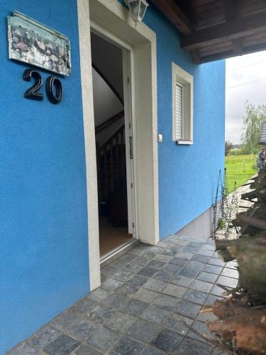 PotokVilla Plavi Lav Potok的通往蓝色墙壁的房子的门