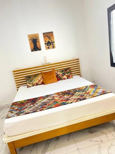 Villa Mamath的一张带木制床头板的床