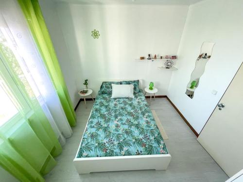 里斯本Lisbon at your Doorstep - Bedrooms的一间小房间,中间设有一张床