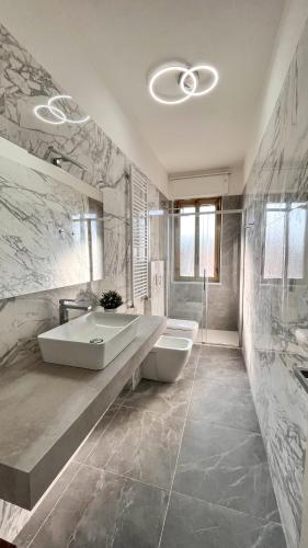 圣多纳托-米拉内塞Dream & Relax的带浴缸和盥洗盆的大浴室