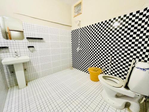 卡拉奇Airport Hotel Bed & Rest的浴室设有黑白墙面