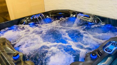 科利比塔VIP Villa & Spa的大型蓝色浴缸装满水