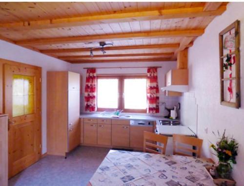普拉托·阿罗·斯泰尔维奥Egghof的厨房设有木制天花板和桌椅