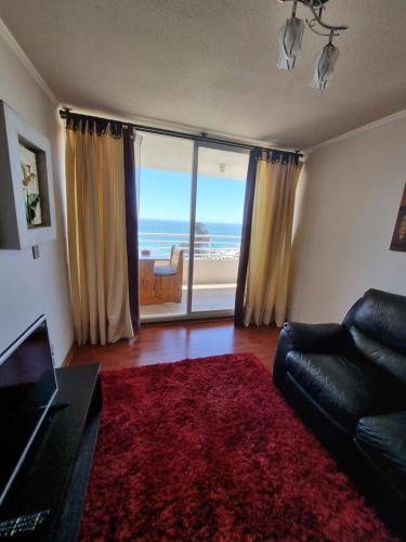 瓦尔帕莱索Departamento Frente Playa las Torpederas的带沙发的客厅,享有海景