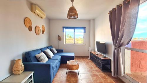 维拉Vera Vistas: Espléndido ático con terraza de 55m2的客厅配有蓝色的沙发和电视