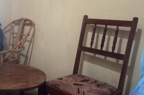 MigoriQyani Country Side Stay的一间设有两把椅子、一张桌子和一把椅子的房间