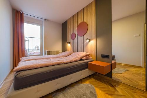 皮罗特Apartman Nika的一间卧室设有一张大床和一个窗户。