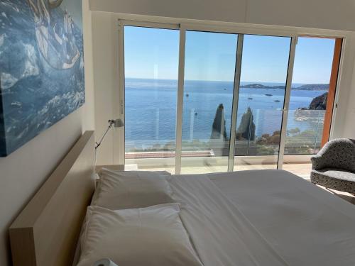 艾日Villa Eze Vue Mer的一间卧室配有一张床,享有海景