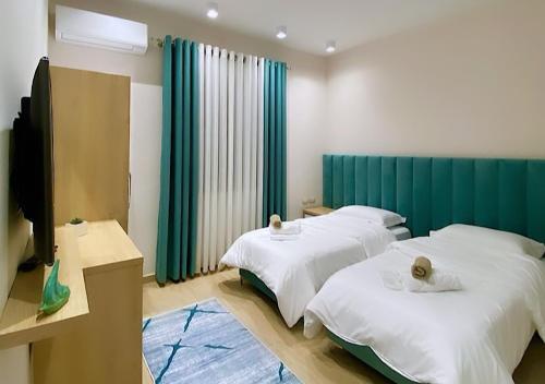 培拉特Hotel Krial的绿窗帘间内的两张床