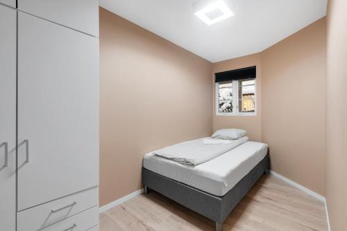克里斯蒂安桑Cozy new apartment的一间小卧室,配有床和窗户