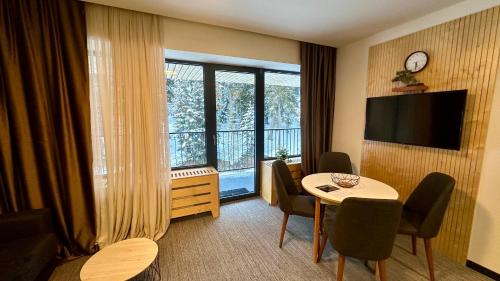 巴库里阿尼Apartment Kokhta-Mitarbi B3 408的酒店客房设有一张桌子和一个大窗户。