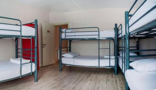 伊斯坦布尔GRAND BELLA VİSTA Hostel的一间设有三张双层床的客房
