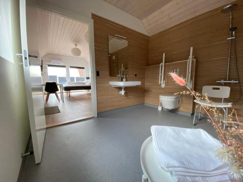 北内伯尔Esehytter Luxury Holiday Home near Beach的客房内设有带水槽和卫生间的浴室
